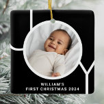 De eerste kerstfoto van een moderne baby is zwart keramisch ornament<br><div class="desc">Dit stijlvolle Baby's First Christmas Photo Ornament is versierd met het woord JOY in een moderne typografie op een zwarte achtergrond. Gemakkelijk aan te passen met uw foto,  naam,  en jaar. Maakt een speciaal cadeau voor grootouders,  tantes en ooms.</div>