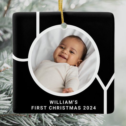 De eerste kerstfoto van een moderne baby is zwart keramisch ornament