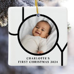 De eerste kerstfoto van een speciaal babymeisje keramisch ornament<br><div class="desc">Dit stijlvolle Ornament voor de eerste kerstfoto van Baby Girl is versierd met het woord JOY in het zwart op een witte achtergrond. Gemakkelijk aanpasbaar met uw foto,  naam,  en jaar.</div>