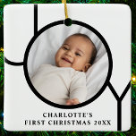 De eerste kerstfoto van een speciaal babymeisje keramisch ornament<br><div class="desc">Dit stijlvolle Ornament voor de eerste kerstfoto van Baby Girl is versierd met het woord JOY in het zwart op een witte achtergrond. Gemakkelijk aanpasbaar met uw foto,  naam,  en jaar.</div>