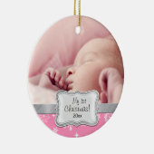 De eerste Kerstmis van de baby.  Roze en witte sne Keramisch Ornament (Rechts)