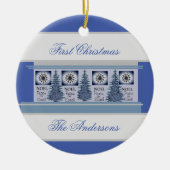De eerste Kerstmis van de familie in blauwen geper Keramisch Ornament (Voorkant)