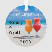 De eerste kerstparen houden tropische Drinken Ornament (achterkant)