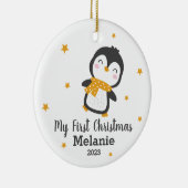 De eerste kerstperiode van de pinguïn baby op witt keramisch ornament (Rechts)