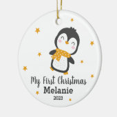 De eerste kerstperiode van de pinguïn baby op witt keramisch ornament (Links)