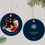 De eerste kerstversiering van de baby op maat keramisch ornament<br><div class="desc">Vier de debuutvakantie van je kleintje met ons gepersonaliseerde Baby's First Christmas Ornament. Ontworpen voor uw unieke touch, dit ornament beschikt over een charmante sneeuwvlok-ingelijst ruimte voor een schattige foto van uw kind. "My First Christmas" wordt elegant weergegeven in een schreefloos lettertype onder de foto, met warmte en vreugde. De...</div>