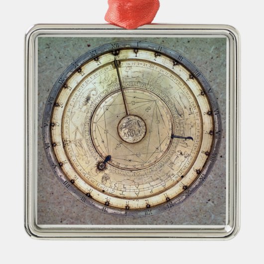 De eerste lentegedreven klok met druk, uitzicht va metalen ornament (Voorkant)