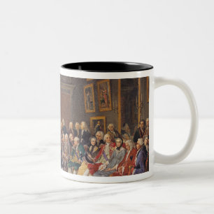 De eerste lezing in de zaal tweekleurige koffiemok