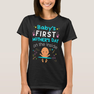 De eerste Moederdag van de baby aan de binnenkant T-shirt