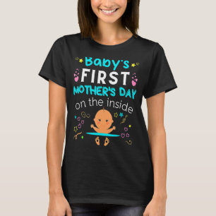 De eerste Moederdag van de baby aan de binnenkant T-shirt