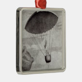 De eerste parachutescent metalen ornament (Rechts)