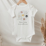 De eerste reis rond de zonneruimte romper<br><div class="desc">Viel de eerste verjaardag van je kleine met dit 'Eerste reis rond de zon'-ontwerp,  met verschillende planeten en sterelementen. U kunt de kleur van 2 van de planeten,  plus de sterelementen uitgeven.</div>