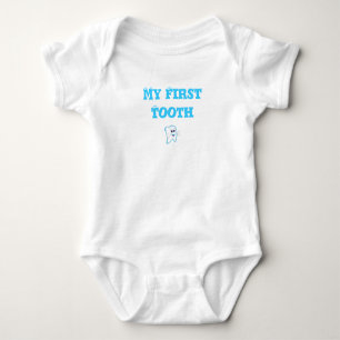 De eerste tand van de baby romper