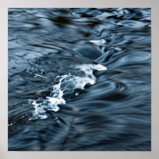 De eeuwige flux: een studie van diepe blauwe strom poster (Voorkant)