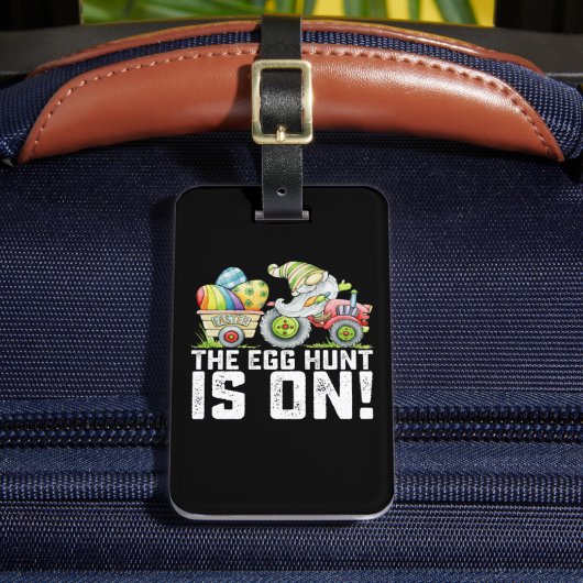 De eierjacht is op Gnome Grappig Pasen Bagagelabel (Voorkant Insitu 2)
