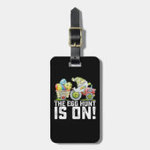 De eierjacht is op Gnome Grappig Pasen Bagagelabel (Voorkant verticaal)