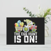De eierjacht is op Gnome Grappig Pasen Kaart (Staand voorkant)