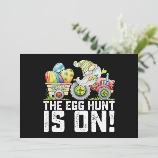 De eierjacht is op Gnome Grappig Pasen Kaart (Staand voorkant)