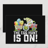 De eierjacht is op Gnome Grappig Pasen Kaart (Voorkant / Achterkant)