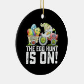 De eierjacht is op Gnome Grappig Pasen Keramisch Ornament (Rechts)
