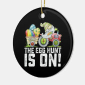 De eierjacht is op Gnome Grappig Pasen Keramisch Ornament (Links)