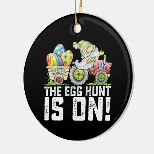 De eierjacht is op Gnome Grappig Pasen Keramisch Ornament (Links)