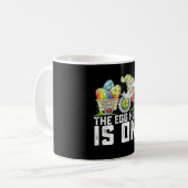 De eierjacht is op Gnome Grappig Pasen Koffiemok (Voorkant links)