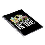 De eierjacht is op Gnome Grappig Pasen Notitieboek (Rechterzijde)