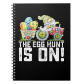 De eierjacht is op Gnome Grappig Pasen Notitieboek (Voorkant)