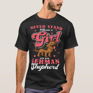 De eigenaar van de hond staat nooit tussen een mei t-shirt