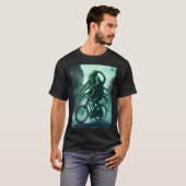 De Eldritch Fietser: Cthulhu rijdt op de fiets T-shirt (Voorkant volledig)