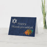 De elegante Douane van Thanksgivukkah van het Feestdagen Kaart<br><div class="desc">Het mooie die wenskaart van douaneThanksgivukkah in een blauw op blauw damastpatroon wordt gedaan,  met grafisch kunstwerk van een zilveren toonJodenster,  en een blad van de Herfst.  De zilveren toon grafische tekst,  op de voorzijde leest,  Gelukkige Thanksgivukkah.  Personaliseer binnen de tekst om te lezen wat u wilt.</div>