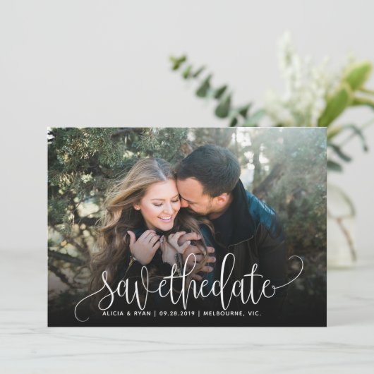 De enige foto bewaart de datum save the date (Staand voorkant)