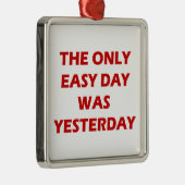 De enige gemakkelijke dag was gisteren inspirerend metalen ornament (Rechts)