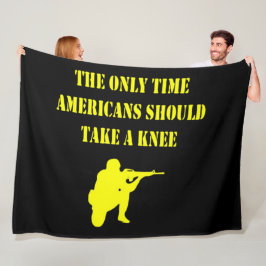 DE ENIGE KEER DAT AMERIKANEN MOETEN KNIELEN FLEECE DEKEN