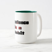 De ervaring is een gewend inspirerend ontwerp van  tweekleurige koffiemok (Voorkant rechts)