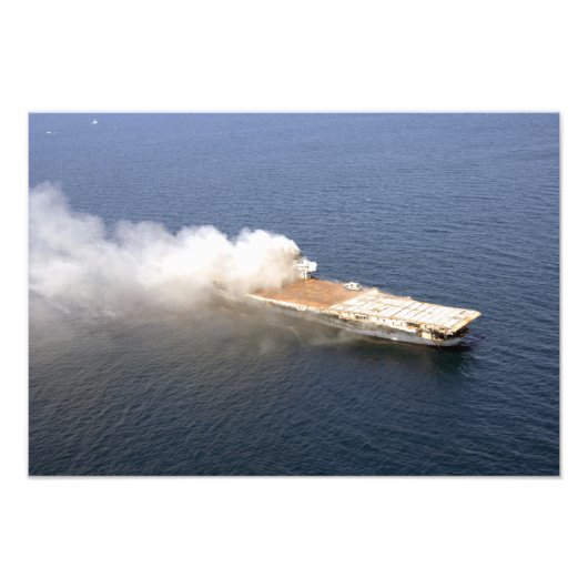 De ex-Oriskany, een buitenbedrijfgestelde vliegtui Foto Afdruk (Voorkant)