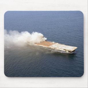 De ex-Oriskany, een buitenbedrijfgestelde vliegtui Muismat