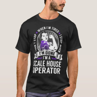 De exploitant van het Huis van de schaal houdt op  T-shirt