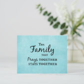 De familie die samen bidt, blijft bij elkaar briefkaart (Staand voorkant)