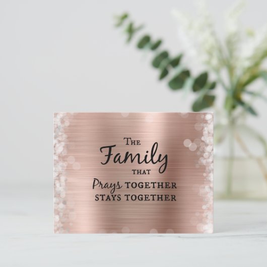 De familie die samen bidt, blijft bij elkaar briefkaart (Staand voorkant)