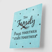 De familie die samen bidt, blijft bij elkaar vierkante klok (Hoek)