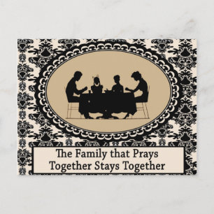 De familie die samen Briefkaart presteert