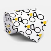 De fietser rijdt op zijn fiets zwart en geel stropdas (Opgerold)