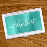 De Folie van Turquoise de Moderne Voornaam van het Visitekaarthouder<br><div class="desc">Een voornaam visitekaartje hoesje voor haar. Het script is een mooi, penseelstreken modern handgeschreven script dat een perfect geschenk voor haar is. De decoratieve stijl van de borstelslag kan u vereisen om uw voornaam opnieuw te centreren. U kunt de lettertypekleur en de calligrafiestijl ook aanpassen. Op de achtergrond bevindt zich...</div>