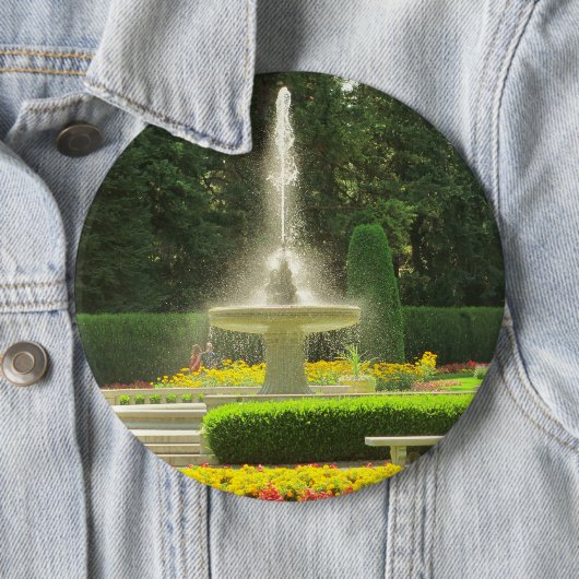 De fontein in de bloementuin ronde button 6,0 cm (In situ)