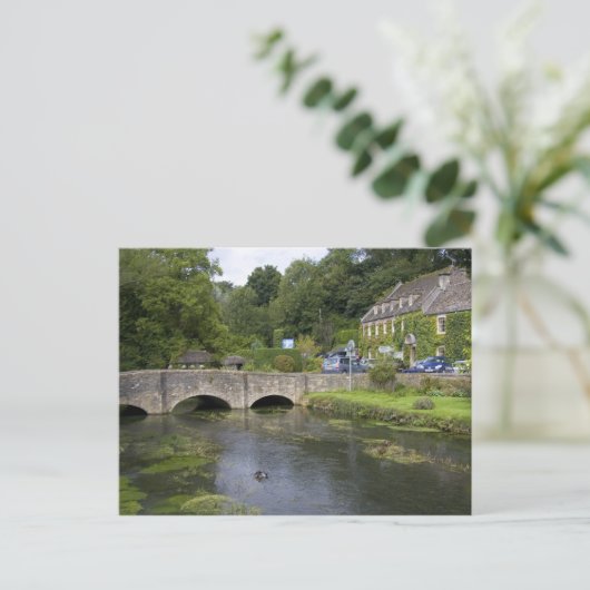 de forelstroom in het dorp Bibury, Briefkaart (Staand voorkant)