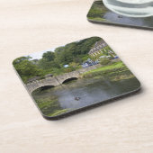 de forelstroom in het dorp Bibury, Drankjes Onderzetter (Linkerzijde)