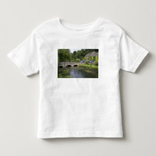 de forelstroom in het dorp Bibury, Kinder Shirts