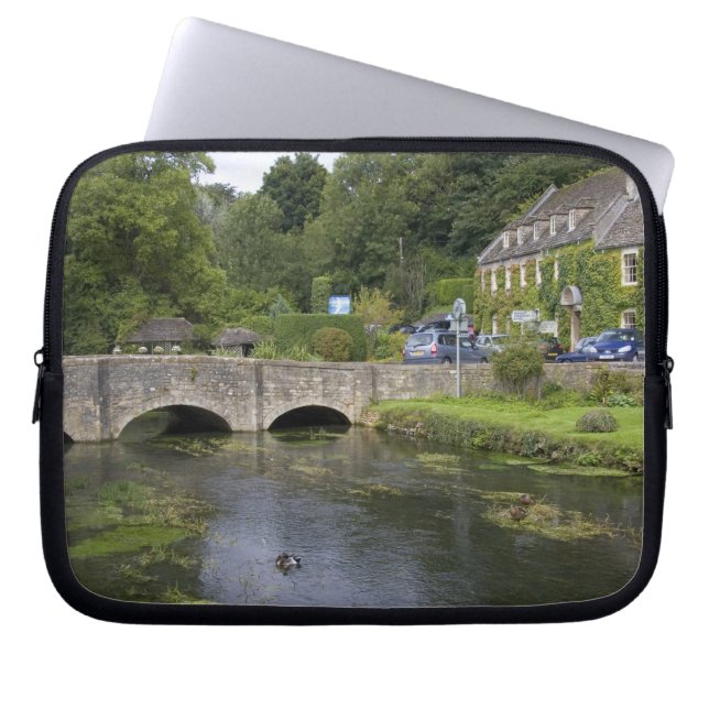 de forelstroom in het dorp Bibury, Laptop Sleeve (Voorkant)